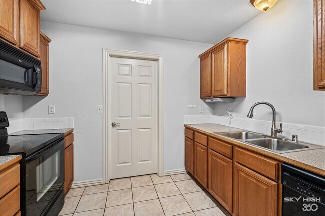 Building Photo - 1002 Applewood Cir