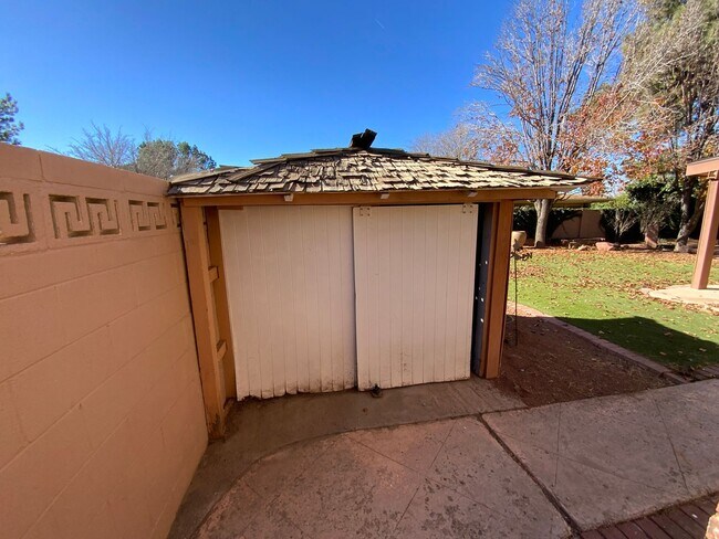 Building Photo - 5 Bedroom Home Available Near Wyoming Blvd NE & Comanche Rd NE!