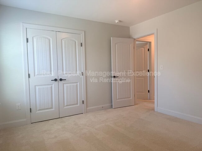 Building Photo - 16 Clear Creek Cir