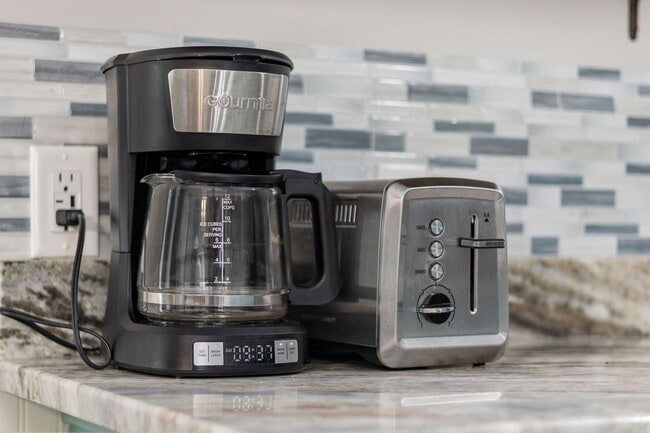 Building Photo - SNOWBIRD RENTAL- 4 blocks 2 Sea & Fire Pit