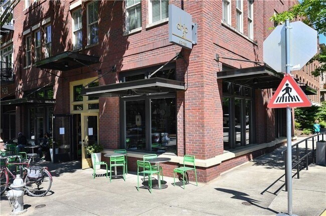 Building Photo - 933 Garrett St