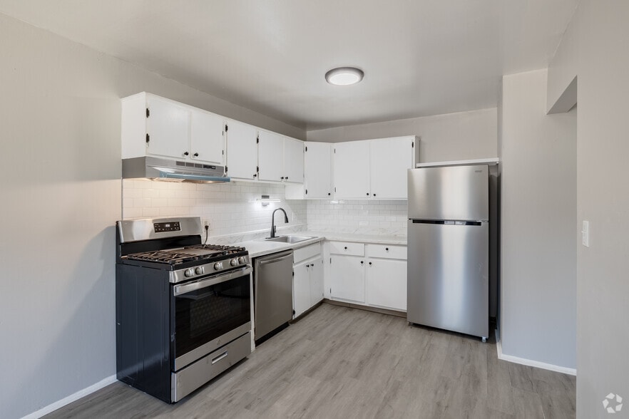3BR, 1.5BA - 1,200SF - The Estate - Kitchen - Goddard Estates