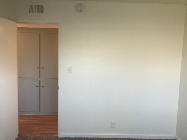 Building Photo - Large 3 Bedroom 2 Bath 1/2 Plex in Rancho ...