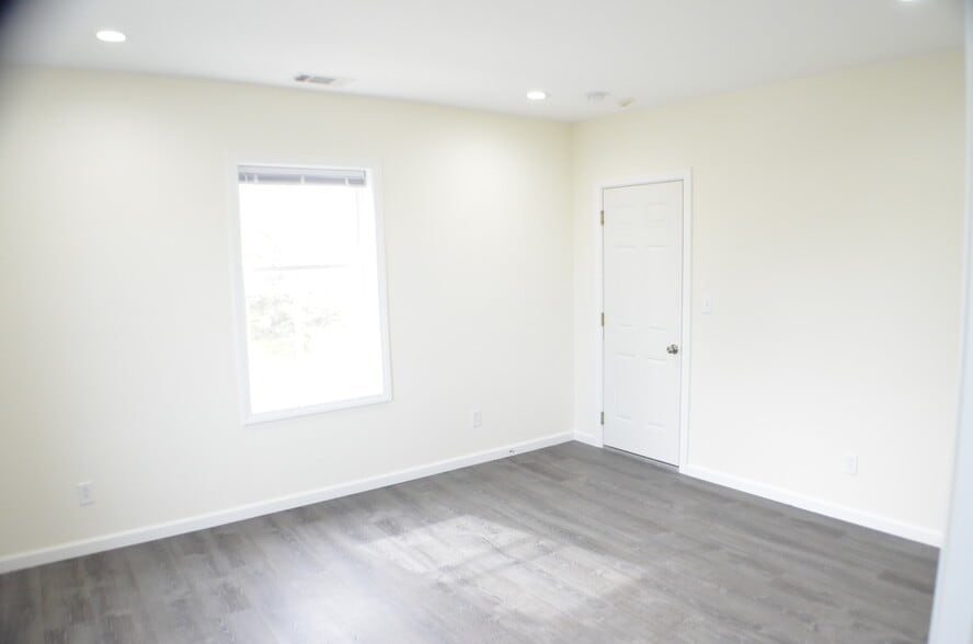 Building Photo - 563 Burritt St