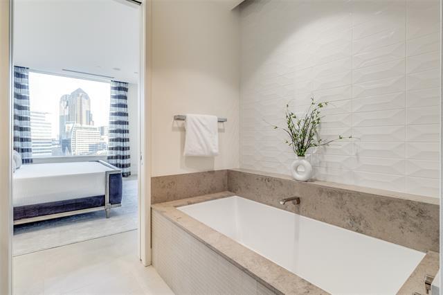 Building Photo - 2408 Victory Park Ln