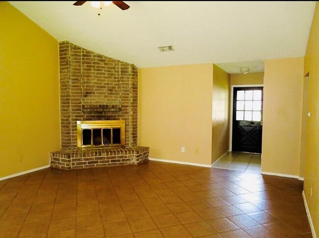 Building Photo - 7015 Sharpsburg Dr