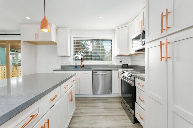 Building Photo - Modern 4bd 2.5 bath Home