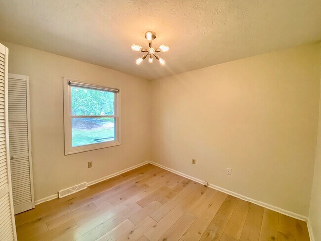 Building Photo - East AVL - Mid Century Modern Beauty in Bo...