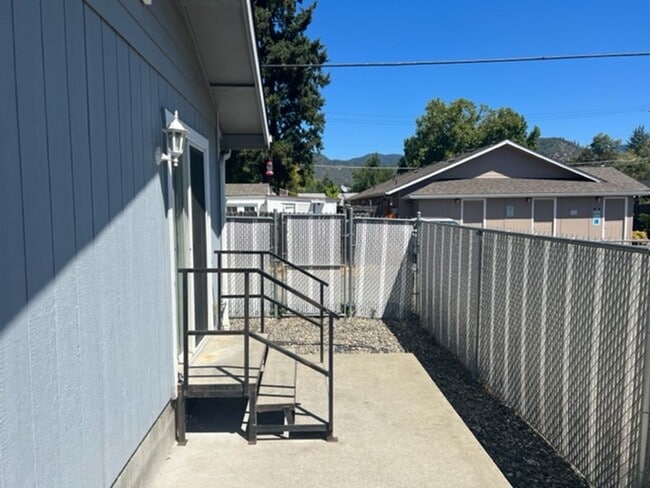 Building Photo - CLEAN SINGLE LEVEL 2 BEDROOM HOME/ WITH DE...