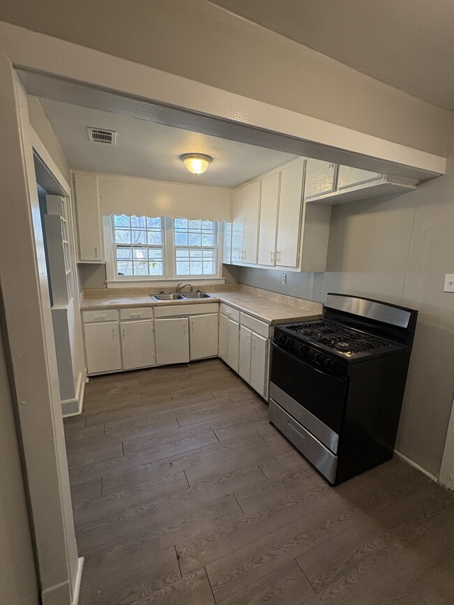 Building Photo - 1982 Johnson St