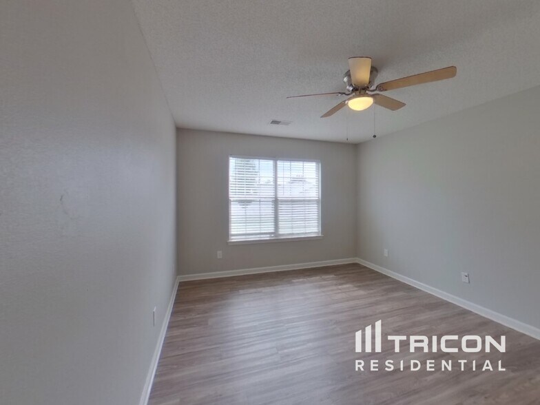Building Photo - 133 Crimson Oak Dr