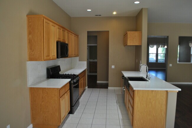 Building Photo - Gorgeous home in Springfield at Whitney Oaks