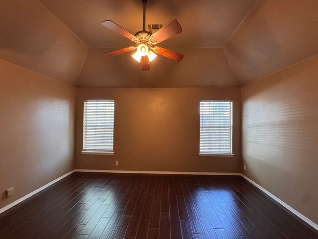Building Photo - Large 3 bed 2 bath with 2 car garage.