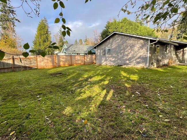 Building Photo - ***PENDING APPLICATION***Lovely 2 Bedroom Home with Den