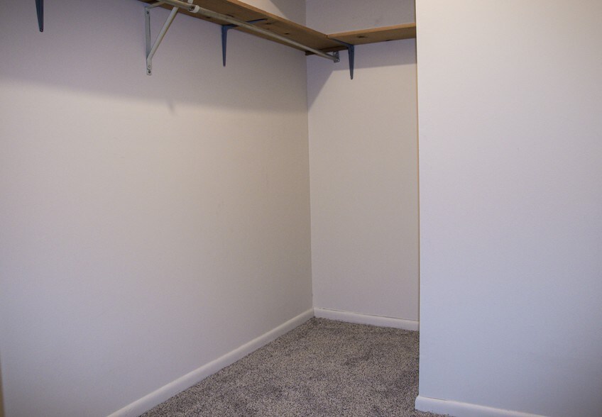 Walk-in Closet - 3405 Charlemagne Cir