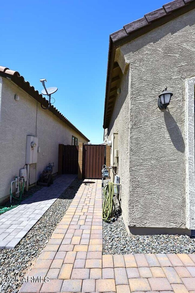 Building Photo - 2516 E King Bird Dr