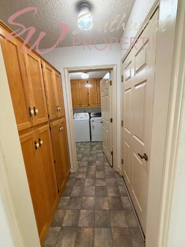 Building Photo - 2 bedroom 2 bath well maintained home close to city park!