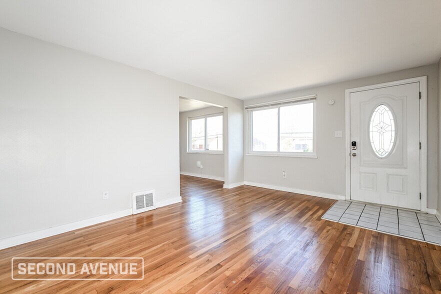 Building Photo - 536 Burton Dr