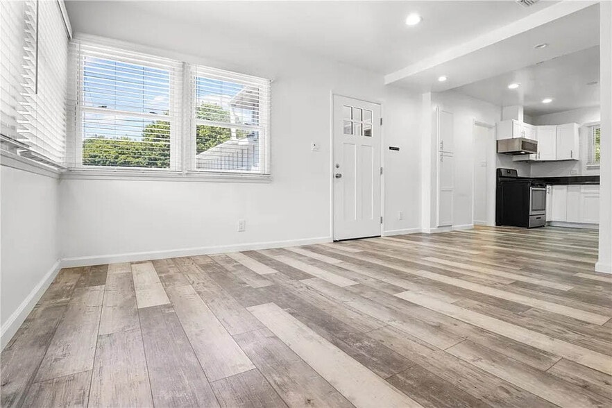 Entry showing the great windows and kitchen location - 1500 Voorhees Ave