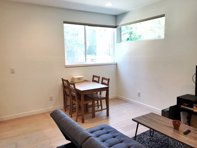 Building Photo - Gorgeous, Airy Townhome on Treelined Stree...