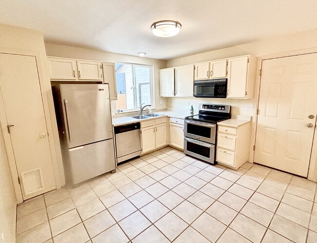 Building Photo - AVAILABLE NOW! Charming Home in the Cottonwood Community!