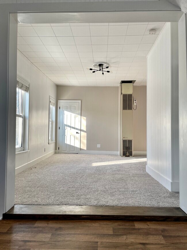 Living room has bright, beautiful light with views - 432 Webster St
