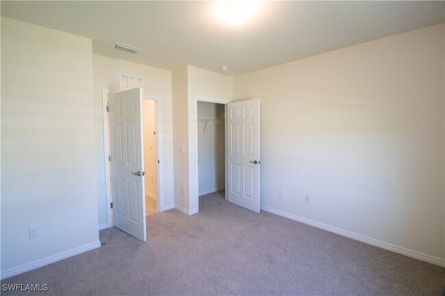 Building Photo - 1215 SE 20th St