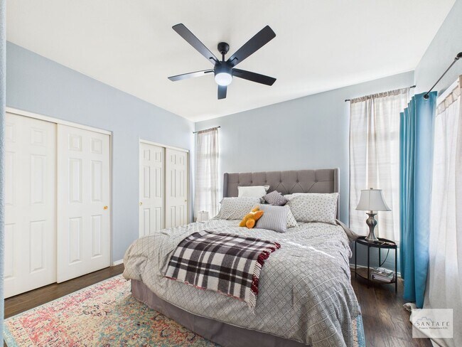 Building Photo - UNFURNISHED 3 Bedroom in Desirable Community