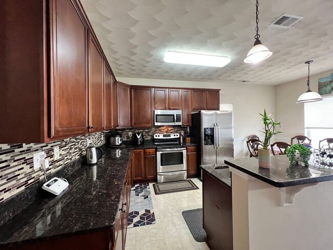 Building Photo - 3 bedroom home in sought after Whitaker Pl...