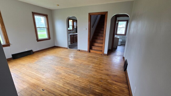 Building Photo - Three Bedroom - large upper bedroom!