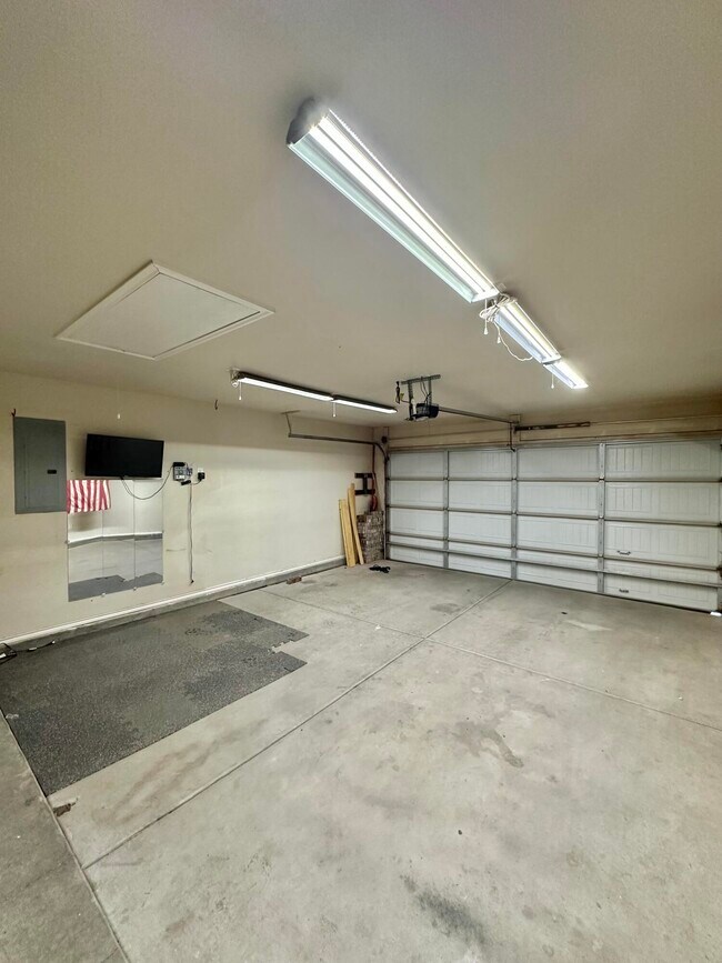 Building Photo - 10411 Valencia Ave