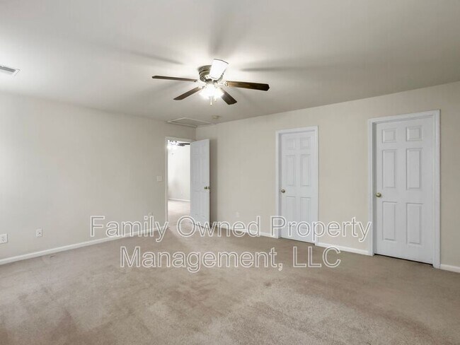 Building Photo - 8753 Red Oak Dr