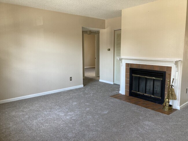 Lounge - 1618 Thrush Ter