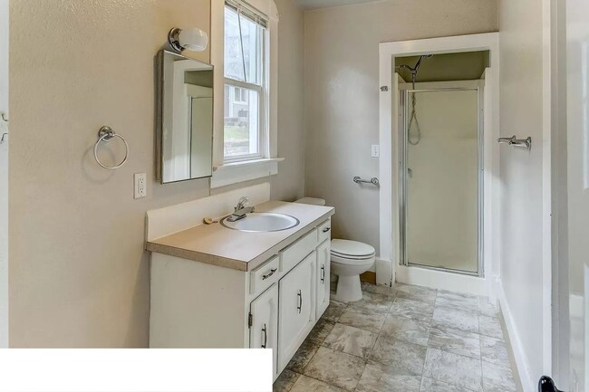 Building Photo - Large 6 Bedroom House Available in August!!