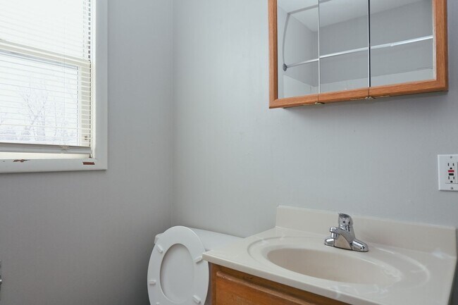 Building Photo - *COMING SOON* Gorgeous 5 Bed 2 Bath Home f...