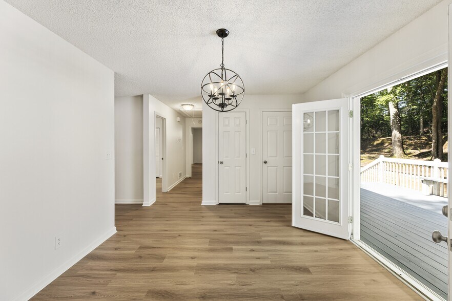 Building Photo - 3125 Sharon Cir