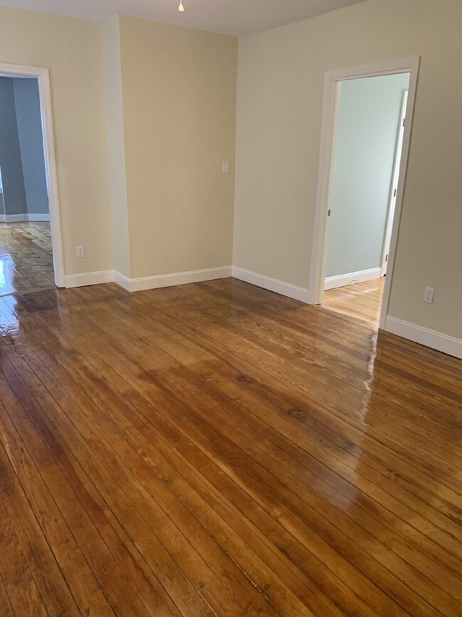 Building Photo - 1ST FLOOR!  3-bedroom unit located on a quiet dead-end street!