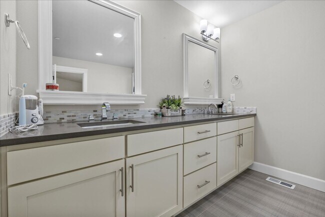 Building Photo - Luxury Living at Sagebrook