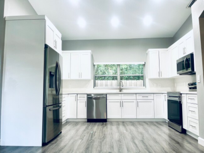 Building Photo - 6408 Sleepy Hollow Dr
