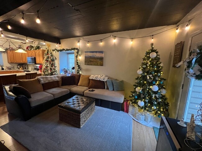 Building Photo - Industrial Style 3 Bedroom Home AVAILABLE JUNE!!!