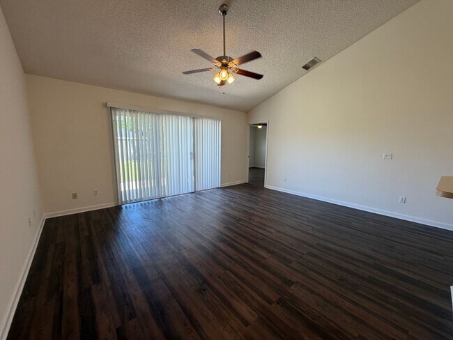 Building Photo - Comfort, Convenience & a Fresh Start in Palm Coast!