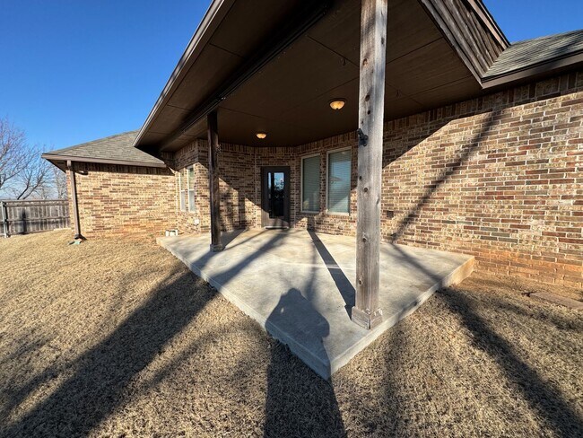 Building Photo - Spacious & Modern Home - 10 Minutes from Tinker AFB!