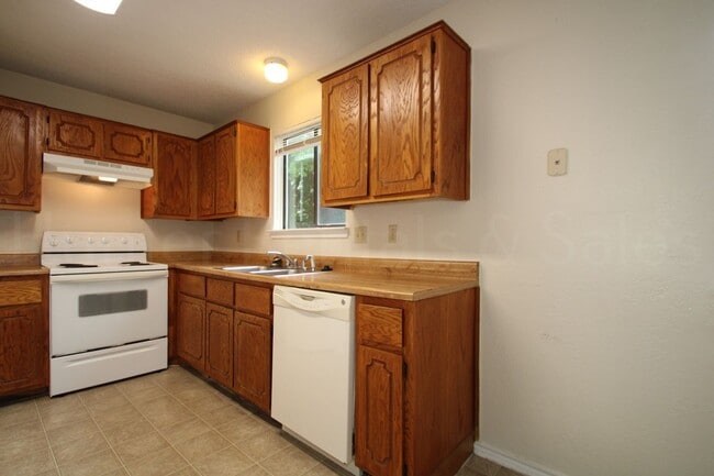 Building Photo - Check Out This Home!