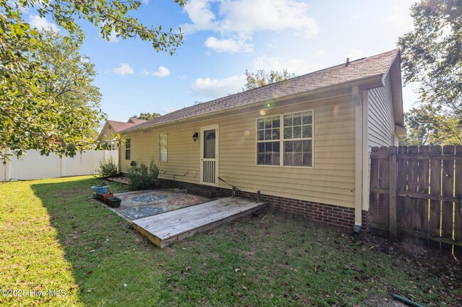 Building Photo - 104 Monterey Cir