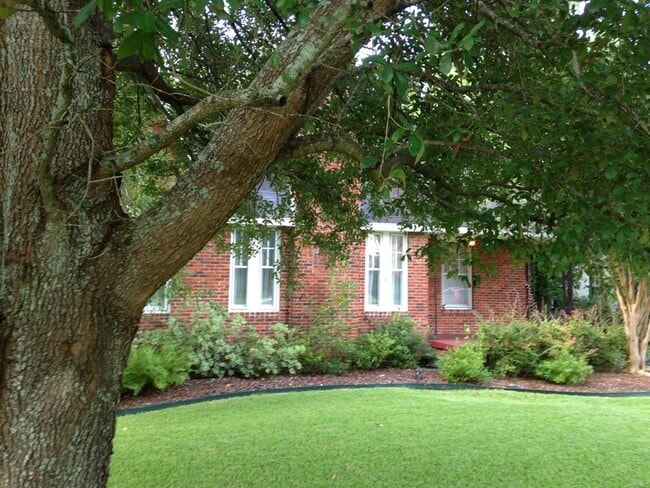 Building Photo - 1458 Watson St
