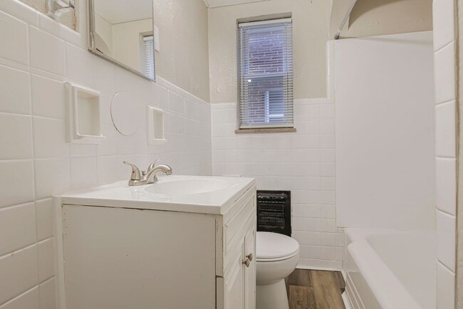 Building Photo - 987 Lilley Ave