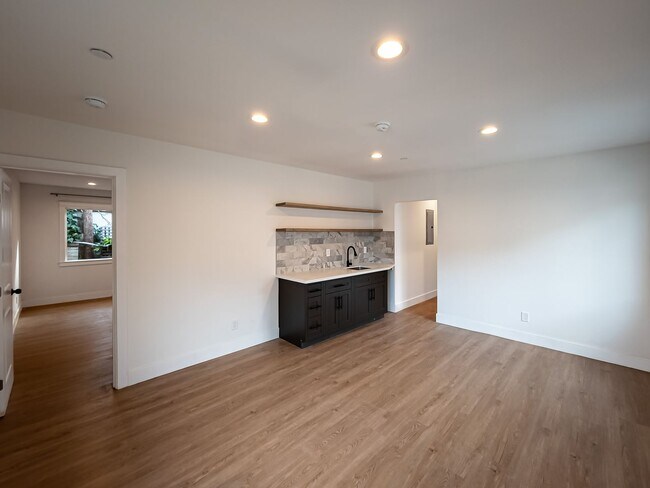 Building Photo - Newly Renovated 4BR Lamanda Park Units!
