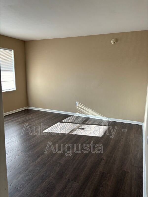 Building Photo - 2516 Kensington Dr E