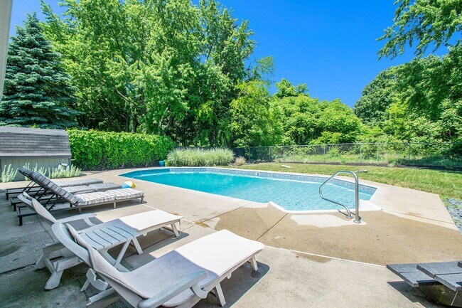 Building Photo - 4 Bedroom 1.5 Bath