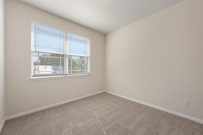 Building Photo - 700 W 6th St